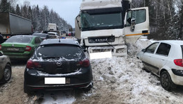 В Слободском районе водитель «КамАЗа» устроил массовое ДТП