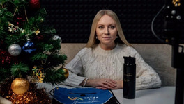 «2025 год был очень хорошим для меня». Анна Альминова в новогоднем проекте «НЕ тайный Дед Мороз»