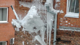 В Кирове на 9-летнего ребёнка упал снег с крыши