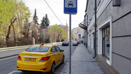 В России предложили запретить стоянку и парковку такси в жилых зонах