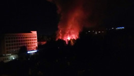 Ночью на Красноармейской рядом с корпусом ВятГУ горел нежилой деревянный дом