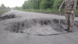 Жители нескольких деревень Кировской области остались без транспортного сообщения из-за разбитой дороги