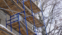 Прокуратура требует компенсацию за залитые краской окна при ремонте фасада в Кирове