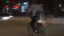 В Кирове по Воровского ездил велосипедист в одной рубахе