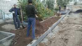 Жители дома на Свободы в Омутнинске возмутились уложенным на сухую землю асфальтом