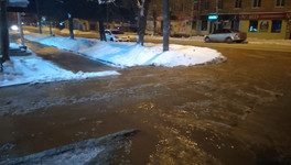 Район Центрального рынка затопило из-за очередной коммунальной аварии