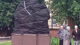 В Кирове установили памятник царской семье