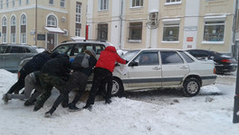 «Интерес к уборке снега потерян полностью». Как дорожники справились с очередным мощным снегопадом в Кирове