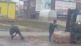 В Кирове яму на дороге попытались заложить кирпичами