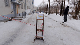 УК в Кирове обязали убирать снег с тротуаров за шесть часов после сброса с крыш