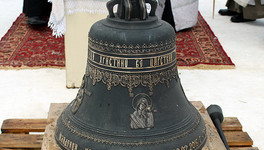 В Троицкой церкви установили колокол в память о погибшей девочке, которую мать заморила голодом