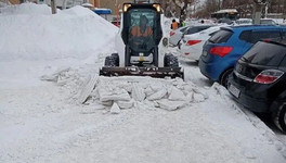 В Кирове подрядчики чистят тротуары до асфальта и вывозят снег