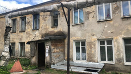В Кирове управляющая компания отказывается откачивать воду из подвала аварийного дома