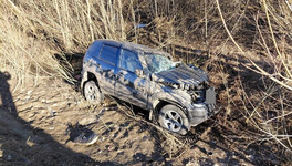 В Кирово-Чепецком районе ВАЗ столкнулся с грузовиком и перевернулся: пострадал водитель