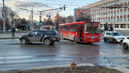 В Кирове автобус столкнулся с иномаркой