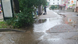 На Милицейской после дождя затопило новый тротуар