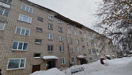 В Яранске прокуратура проверяет обрушение фасада и крыши многоквартирного дома