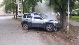 В Кирове около ДК «Родина» автомобиль врезался в дерево