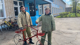 В Белой Холунице студенты украсили территорию учреждения металлическими скульптурами. Фото