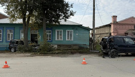 В Малмыже автомобиль врезался в припаркованную «Ниву»
