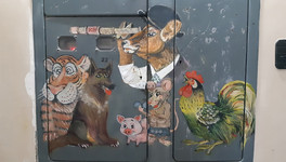 Кировчанин каждый год рисует в подъезде дома символ Нового года. В этот раз он изобразил тигра