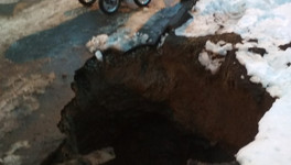 На улице Упита в Кирове провалился асфальт, в яме застрял трактор