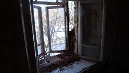 В Кирове у двухэтажного дома обрушилась часть стены из-за нечищеной крыши