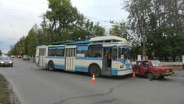На Октябрьском проспекте «шестёрка» врезалась в троллейбус с пассажирами