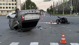 В сети появилось видео жесткого столкновения мотоциклиста с Логаном на Московской