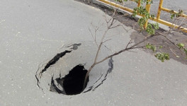 На тротуарах в центре Кирова провалился асфальт