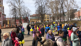 «Наши дети - не куклы, не играйте ими». Сотни кировчан вышли на митинг против нехватки мест в детских садах и школах