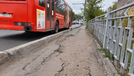 Кировские активисты обеспокоены состоянием пешеходной части путепровода на Воровского