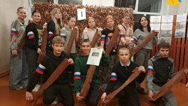 Волонтеры Кировской области мастерят маскировочные сети и браслеты для бойцов СВО