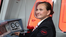 В России впервые вышла в рейс на поезде дальнего следования женщина-машинист