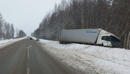 В Оричевском районе грузовой автомобиль съехал с трассы в кювет