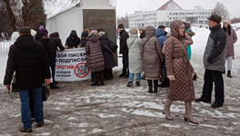 450 за час: кировчане организовали у Дворца пионеров сбор подписей против введения QR-кодов