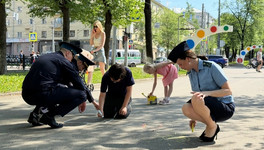 В Кирове люди в форме рисуют на асфальте