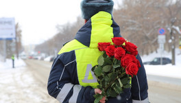 Кировские сотрудники ГИБДД поздравили женщин с наступающим 8 Марта