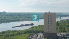 Неизвестная баржа у Старого моста может быть земснарядом