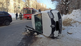 В Кирове перевернулась иномарка: один человек пострадал