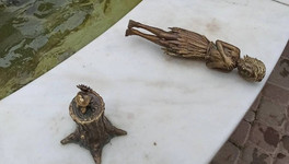 Неизвестный сломал одну из фигурок Вятской кикиморы