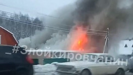 В Нововятске произошёл пожар в двухэтажном доме. На месте работали пять расчётов МЧС