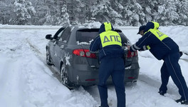 В Нолинском районе автоинспекторы вытащили из кювета машину на летней резине