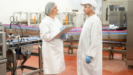 «Врач лечит человека, а ветеринарный врач - человечество»: зачем нужны ветврачи на мясокомбинате и как они работают?