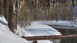 Кировчане пожаловались на загрязнение реки Хлыновки снегом