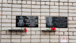 На здании школы в Вятскополянском районе установили мемориальную доску погибшему в СВО бойцу