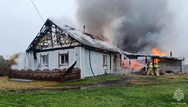 За сутки в Кировской области сгорели дом, бани и машины в двух пожарах