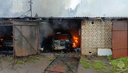 В Яранске пожар повредил шесть гаражей и четыре автомобиля