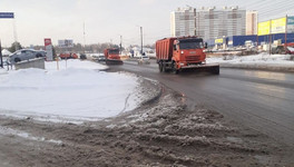 Слякоть с дорог Кирова убирают 77 единиц спецтехники
