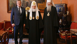 Игорь Васильев подарил картину патриарху Кириллу